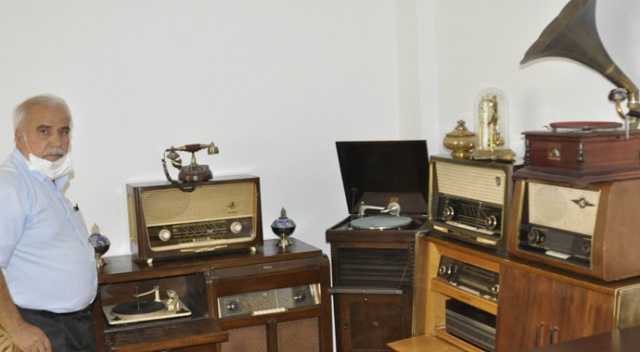 100 yıllık nostaljik radyolara gözü gibi bakıyor 100 yıllık nostaljik radyolara gözü gibi bakıyor