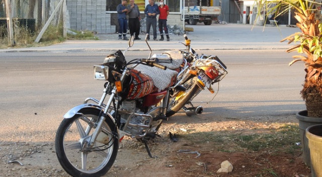 2 Motosiklet kafa kafaya çarpıştı: 3 yaralı 2 Motosiklet kafa kafaya çarpıştı: 3 yaralı