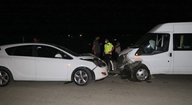 Adana’da otomobil ve minibüs çarpıştı: 3 yaralı