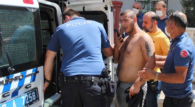 Annesini eve kapatıp satırla rehin alan gence polis operasyonu Annesini eve kapatıp satırla rehin alan gence polis operasyonu