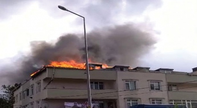 Arnavutköy’de mangaldan tutuşan çatı, alev alev yandı Arnavutköy’de mangaldan tutuşan çatı, alev alev yandı