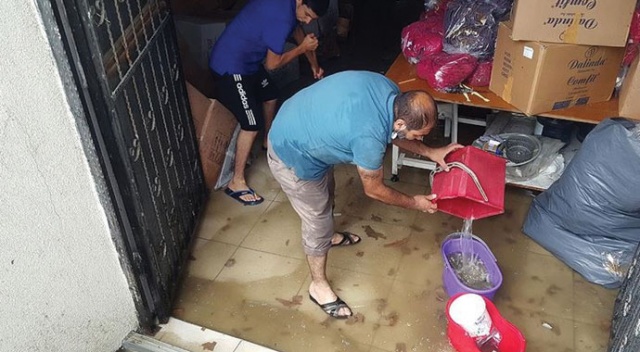 Arnavutköy&#039;de yağış nedeniyle iş yerlerini su bastı