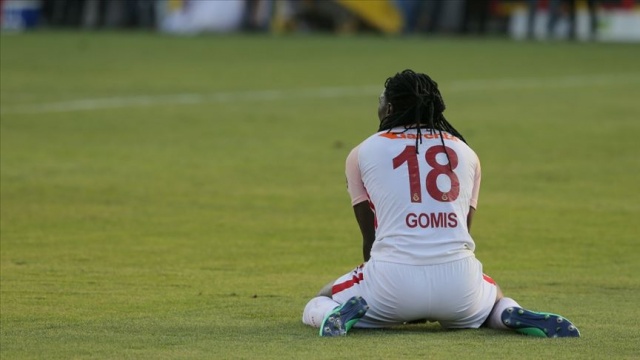 Bafetimbi Gomis yine maç sırasında bayıldı Bafetimbi Gomis yine maç sırasında bayıldı