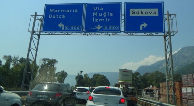 Bayramın üçüncü günü de yollarda yoğunluk devam etti Bayramın üçüncü günü de yollarda yoğunluk devam etti