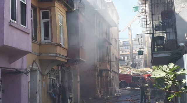 Beyoğlu&#039;nda korkutan yangın!