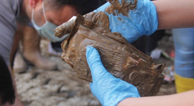 Bir tomar parasını çamur içerisinde buldu, böyle temizledi!
