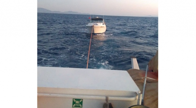 Bodrum açıklarında sürüklenen tekne kurtarıldı
