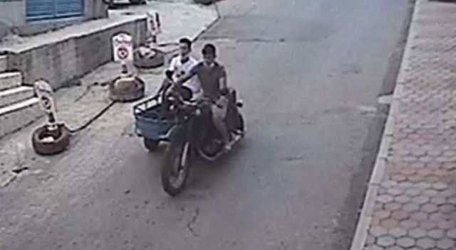 Böyle kaza görülmedi: Sürücüsüz motosiklet kuryeye çarptı!