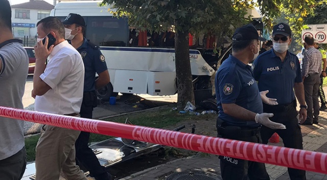 Bursa'da feci kaza: 2 ölü, 1 ağır 16 yaralı Bursa'da feci kaza: 2 ölü, 1 ağır 16 yaralı