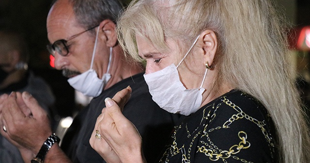 Deprem saatinde eller semaya açıldı Deprem saatinde eller semaya açıldı
