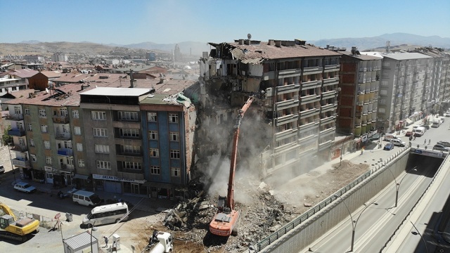 Depremin vurduğu Elazığ’da yıkımlar hızlandırıldı, 16 noktada çalışma başladı
