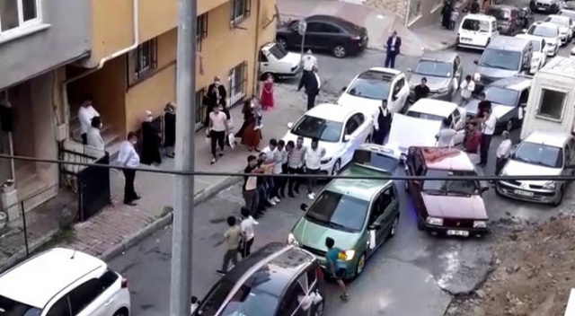 Düğün konvoyu için yolu kapattılar, halay çektiler Düğün konvoyu için yolu kapattılar, halay çektiler