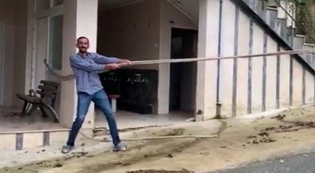 Dükkanını selde kaymasın diye camiye iple bağladı Dükkanını selde kaymasın diye camiye iple bağladı