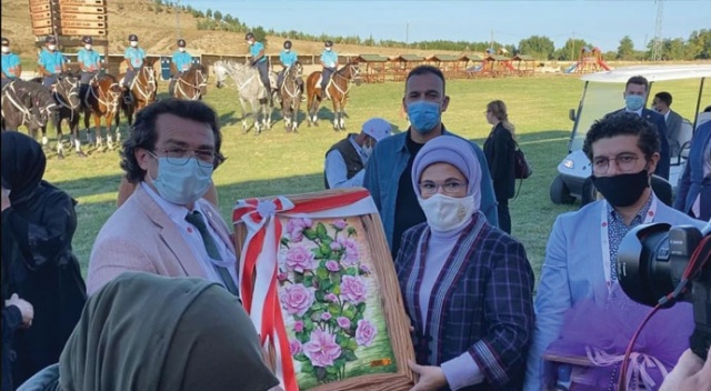Emine Erdoğan’a Isparta gülü tablosu hediye edildi