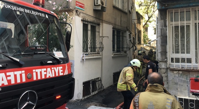 Fatih’te iki katlı bina çıkan yangında küle döndü