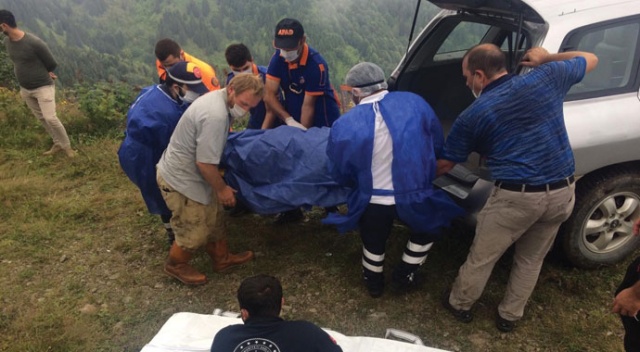 Fotoğraf çekmek için yol kenarında duran doktorun aracı uçuruma yuvarlandı: 1 ölü