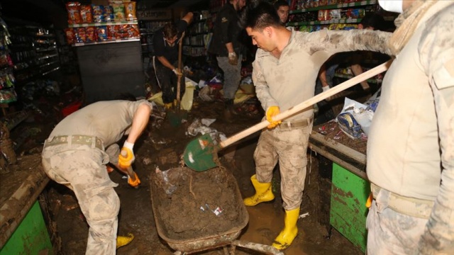 Giresun&#039;da askerlerden afetzedelere destek
