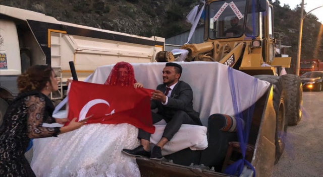 Gören bir daha baktı! Kepçe gelin arabası oldu Gören bir daha baktı! Kepçe gelin arabası oldu