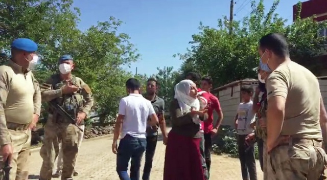 Hem kaçak elektrik kullandılar, hem ekipleri köye almadılar Hem kaçak elektrik kullandılar, hem ekipleri köye almadılar