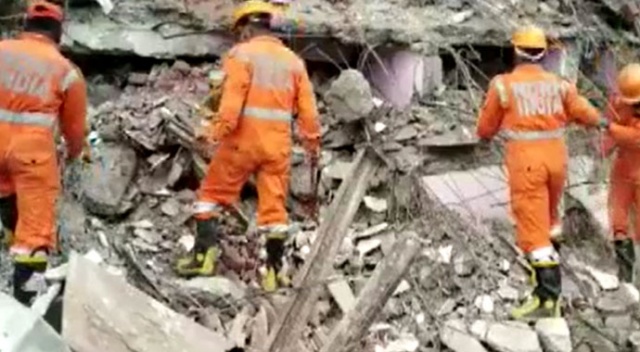 Hindistan’da çöken binadan 60 kişi kurtarıldı