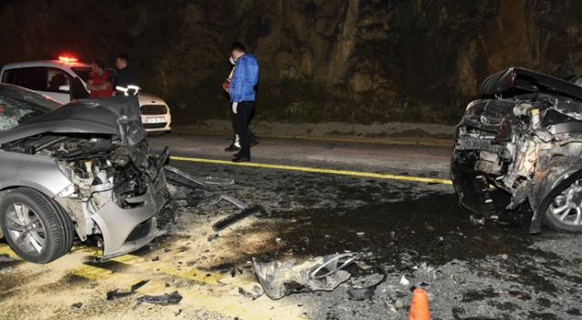 İki otomobil kafa kafaya çarpıştı: 1 ölü, 4 yaralı İki otomobil kafa kafaya çarpıştı: 1 ölü, 4 yaralı