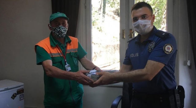 İnsanlık ölmemiş dedirten hareket! Temizlik işçisi, çöpte bulduğu parayı polise teslim etti İnsanlık ölmemiş dedirten hareket! Temizlik işçisi, çöpte bulduğu parayı polise teslim etti