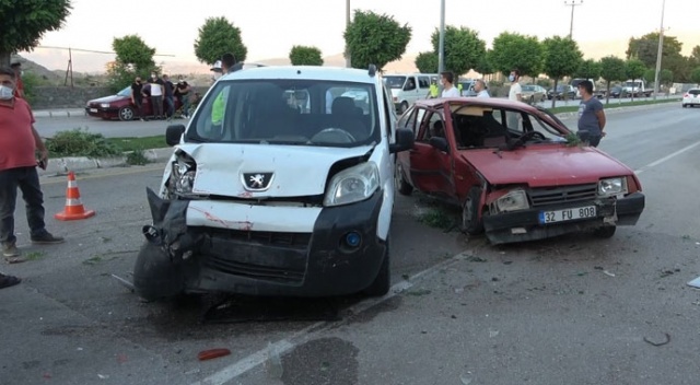 Isparta'da kontrolden çıkan otomobil karşı şeride geçti: 3 yaralı Isparta'da kontrolden çıkan otomobil karşı şeride geçti: 3 yaralı
