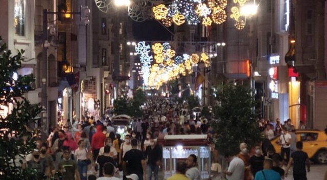 İstiklal Caddesi’nde koronavirüs unutuldu İstiklal Caddesi’nde koronavirüs unutuldu
