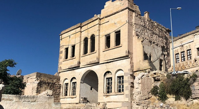 Kapadokya’da 100 yıllık tarihi binaya zincirli koruma Kapadokya’da 100 yıllık tarihi binaya zincirli koruma