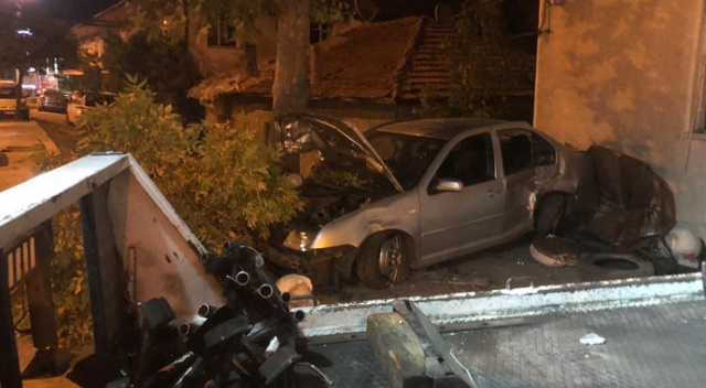 Kontrolden çıkan otomobil dükkana girdi