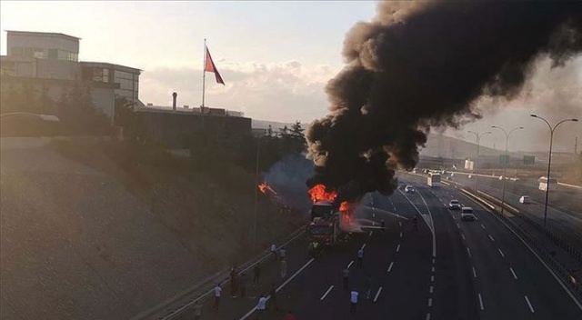 Korku dolu anlar... Kocaeli'de seyir halindeki yolcu otobüsü yandı