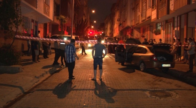 Küçükçekmece’de gece vakti 2 otomobil alev alev yandı Küçükçekmece’de gece vakti 2 otomobil alev alev yandı