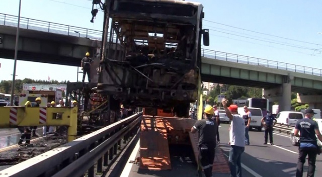 Küle dönen metrobüs kaldırıldı Küle dönen metrobüs kaldırıldı