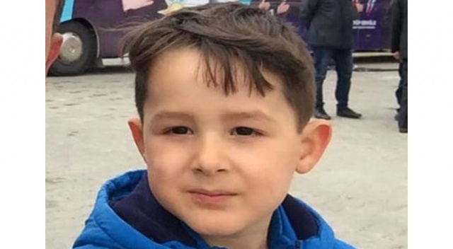 Minibüsten düşerek tekerin altında kalan çocuk hayatını kaybetti Minibüsten düşerek tekerin altında kalan çocuk hayatını kaybetti