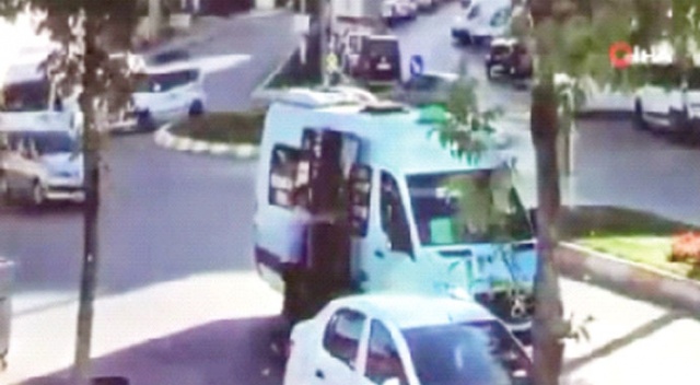 Minibüsten indirilen fazla yolcu, aracın camını kırdı