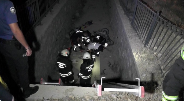 Motosiklet boş su kanalına düştü: 3 yaralı Motosiklet boş su kanalına düştü: 3 yaralı