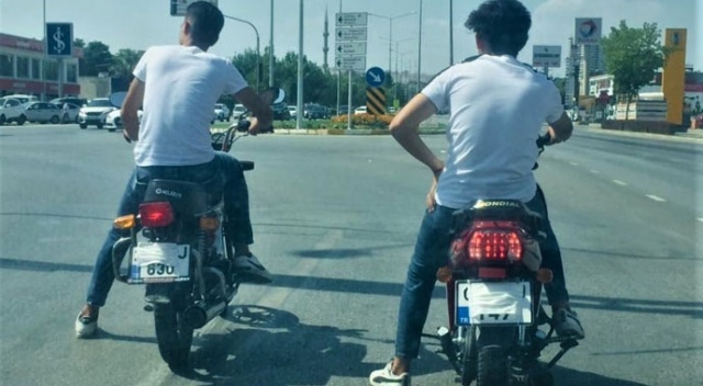 Motosikletli gençlerin maskeyi taktıkları yer pes dedirtti Motosikletli gençlerin maskeyi taktıkları yer pes dedirtti