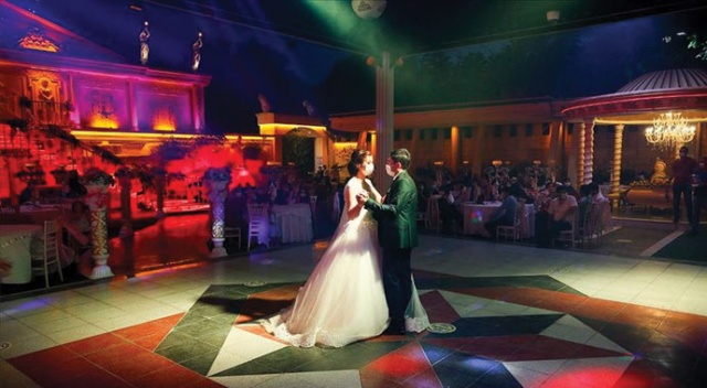 O ilde düğünlerde gelin ve damat dışında kimse oynamayacak