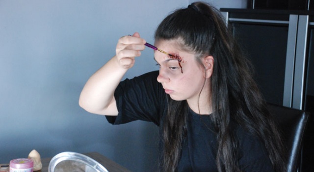 Onu gören, çığlık atıp, ambulansı arıyor