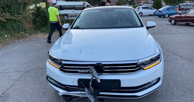Otomobilin çarptığı motosiklet sürücüsü 100 metre sürüklendi
