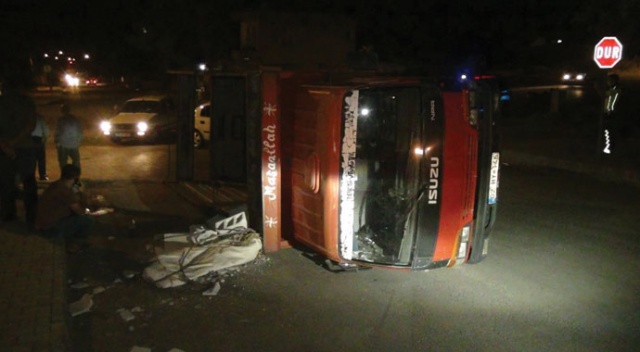 Otomobille çarpışan kamyonet devrildi: 2 yaralı Otomobille çarpışan kamyonet devrildi: 2 yaralı