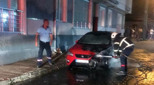 Park halindeki otomobil alev topuna döndü
