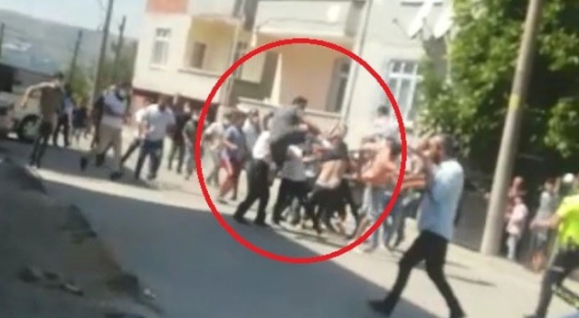 Park meselesi yüzünden iki aile sokakta birbirine girdi Park meselesi yüzünden iki aile sokakta birbirine girdi