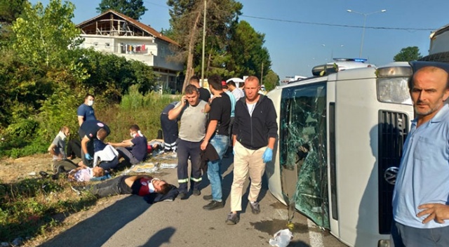 Samsun&#039;da minibüs devrildi: 16 yaralı