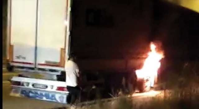 Samsun'da seyir halindeki tırda yangın çıktı Samsun'da seyir halindeki tırda yangın çıktı