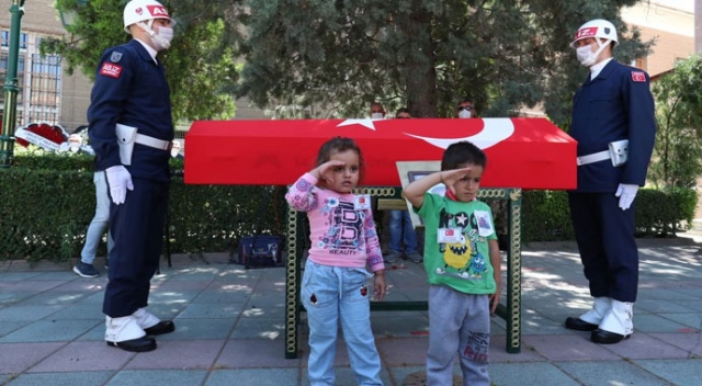 Şehit babasını arkadaşı ile birlikle selamlayarak uğurladı Şehit babasını arkadaşı ile birlikle selamlayarak uğurladı