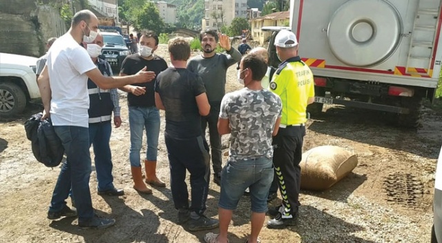 Selde bulduğu fındık çuvalını götürmeye çalışırken yakalandılar Selde bulduğu fındık çuvalını götürmeye çalışırken yakalandılar