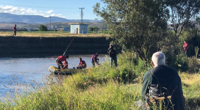 Serinlemek için Kars Çayı’na giren iki çocuk suda kayboldu