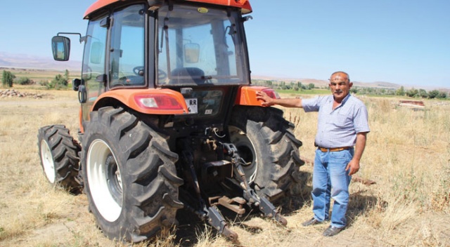 Sıfır kilometre aldığı traktör hayatını kabusa çevirdi