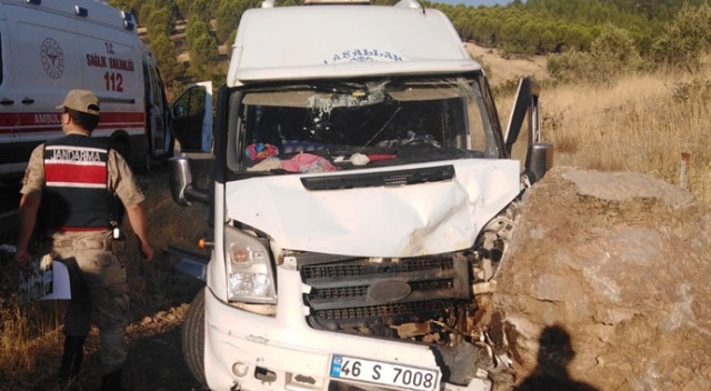 Tarım işçilerini taşıyan minibüs kaza yaptı: 11 yaralı